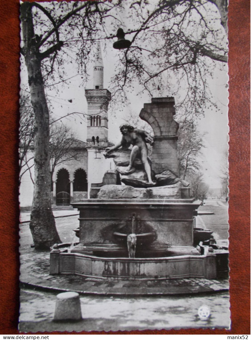 ALGÉRIE - SÉTIF - La Fontaine Monumentale Et La Mosquée. (CPSM) - Setif