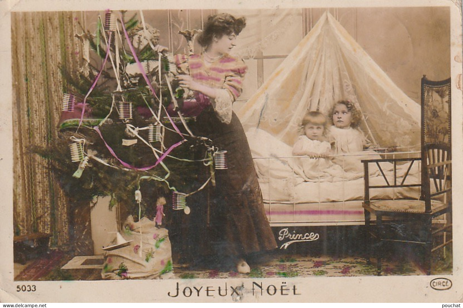 OP Nw37- " JOYEUX NOEL " - COUPLE D' ENFANTS DANS LIT ET SAPIN DECORE - Andere & Zonder Classificatie