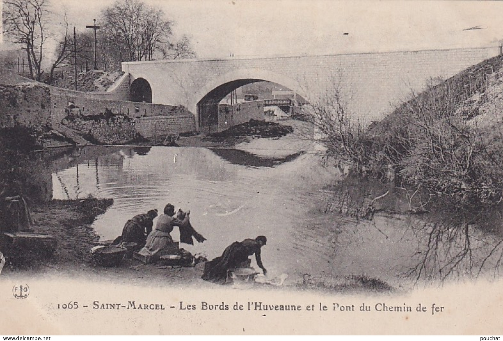 MO 29-(13) SAINT MARCEL - LES BORDS DE L'HUVEAUNE ET LE PONT DE CHEMIN DE FER - LAVANDIERES - CARTE PUB. CHOCOLAT LOUIT - Saint Marcel, La Barasse, Saintt Menet