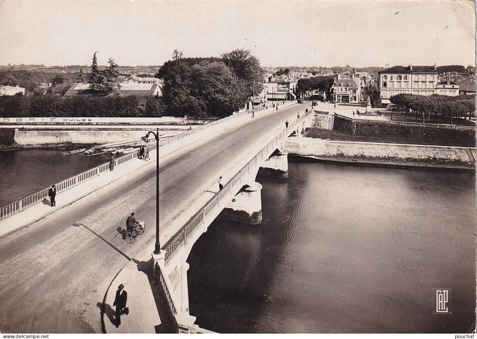 NE 29-(17) SAINTES - VUE SUR LE PONT NATIONAL - STATION SERVICE ESSOLUBE - Saintes