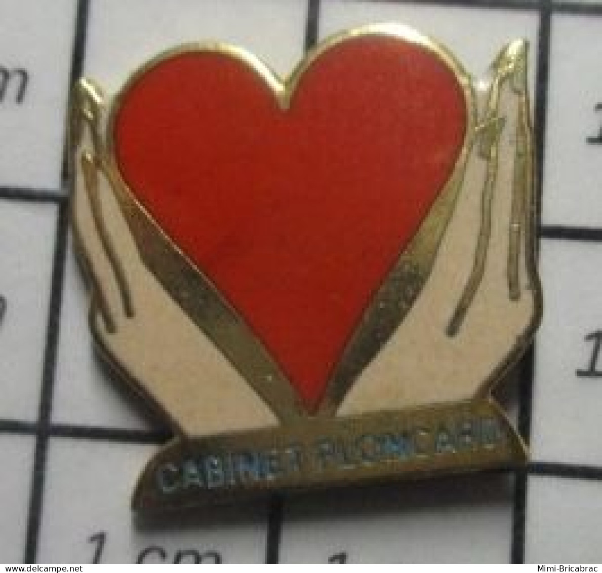 3617 Pin's Pins / Beau Et Rare / MARQUES / MAINS DE FEMME ET COEUR ROUGE CABINET PLONCARD AGENCE MATRIMONIALE - Merken