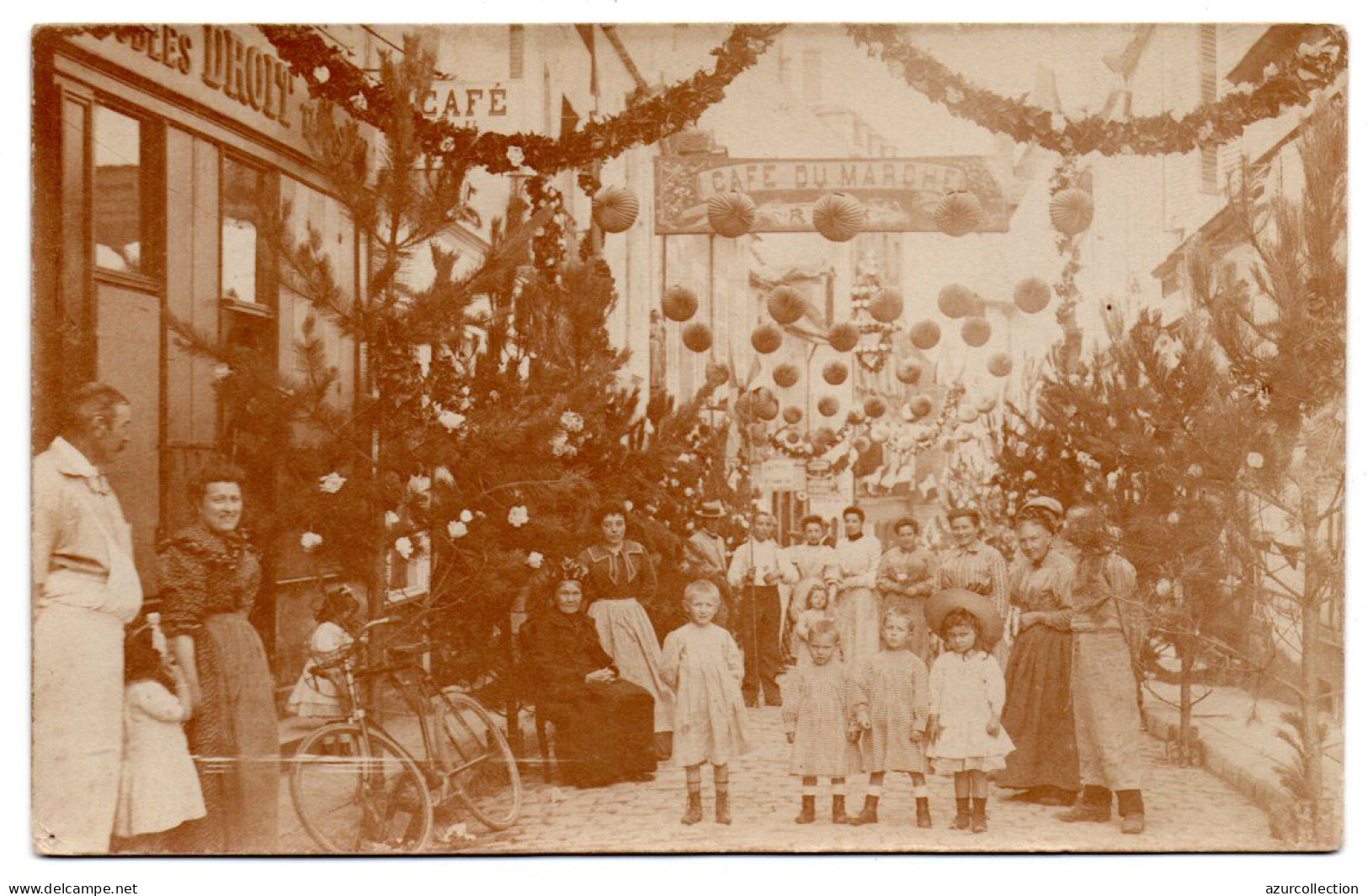 Terrasse Du Café Du Marché. Jour De Fête. Carte Photo Animée Non Située - Cafés