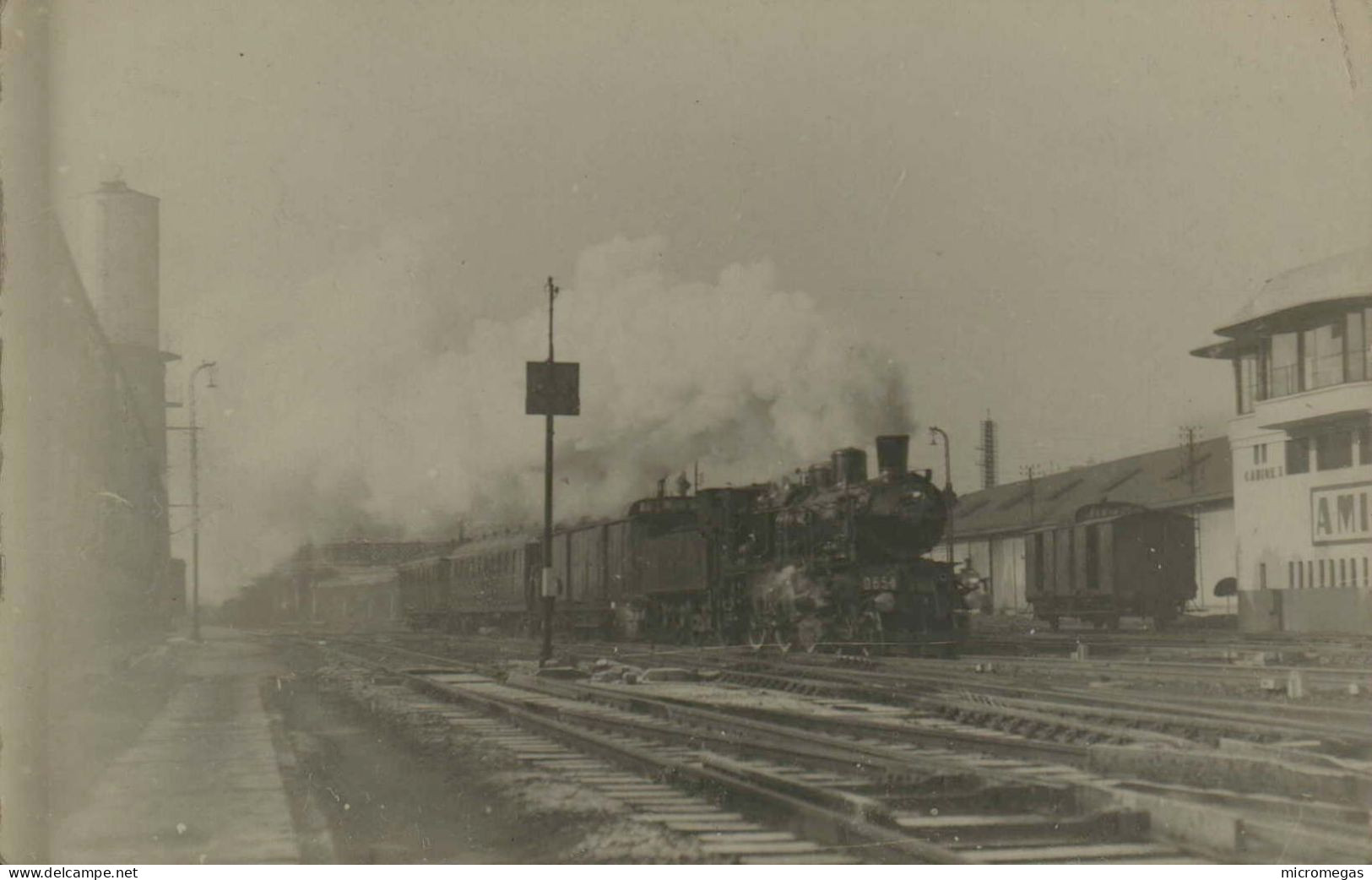 Locomotive En Gare à Identifier - Eisenbahnen