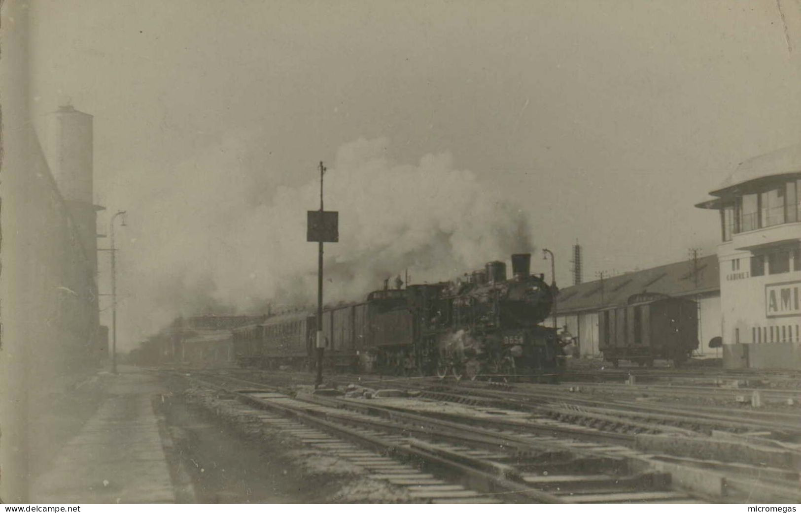 Locomotive En Gare à Identifier - Treni