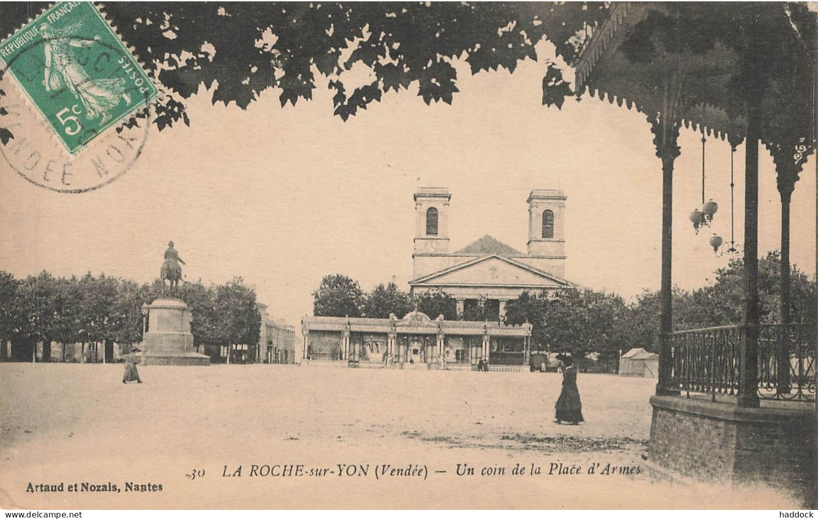 LA ROCHE SUR YON : UN COIN DE LA PLACE D'ARMES - La Roche Sur Yon