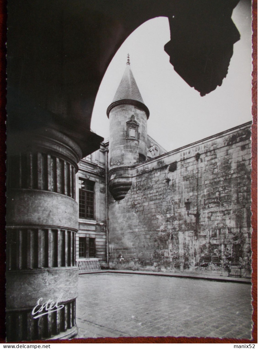 17 - LA ROCHELLE - Hôtel De Ville - Cour Intérieure Et Tourelle Du Mur D'enceinte. (CPSM) - La Rochelle