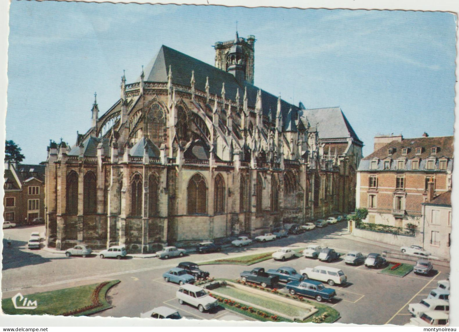 Nièvre :  NEVERS : Vue  1970 , Voitures  Peugeot , Citroën....renault 4 - Nevers