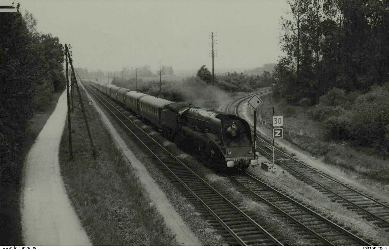Rapide N° 182-126 Cologne-Amsterdam-Paris à Longueil-Sainte-Marie - Cliché J. Renaud - Eisenbahnen