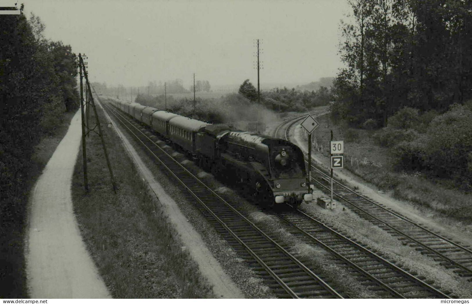 Rapide N° 182-126 Cologne-Amsterdam-Paris à Longueil-Sainte-Marie - Cliché J. Renaud - Treinen