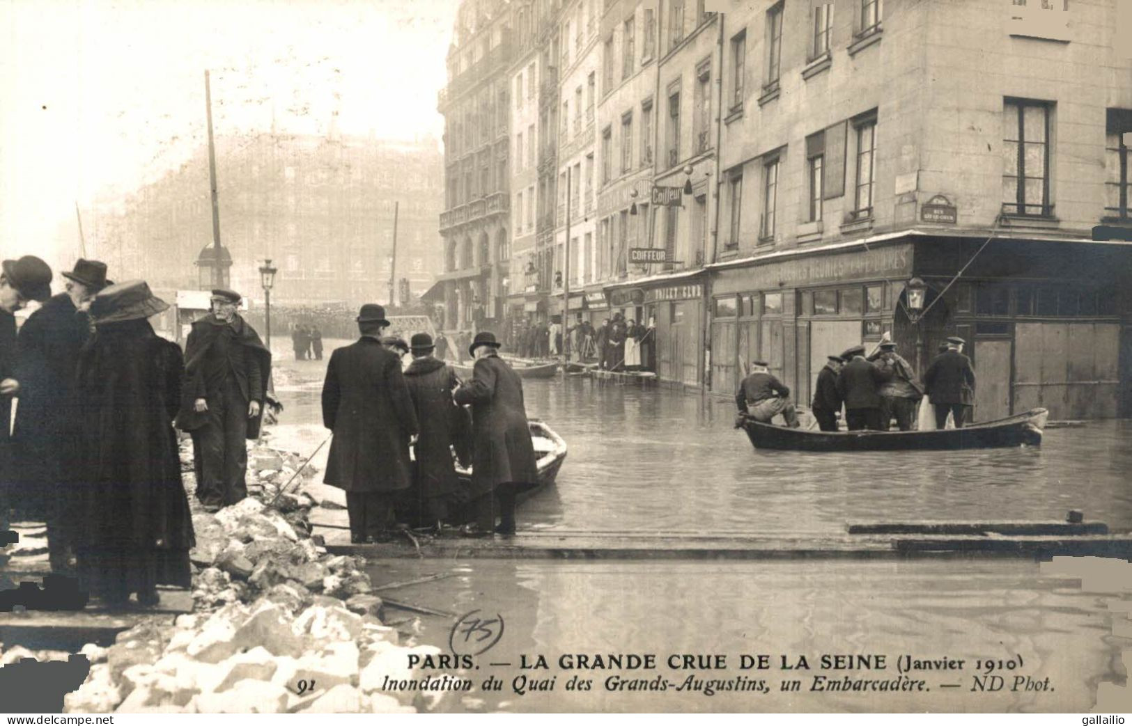 CRUE DE PARIS INONDATION DU QUAI DES GRANDS AUGUSTINS UN EMBARCADERE - Inondations De 1910