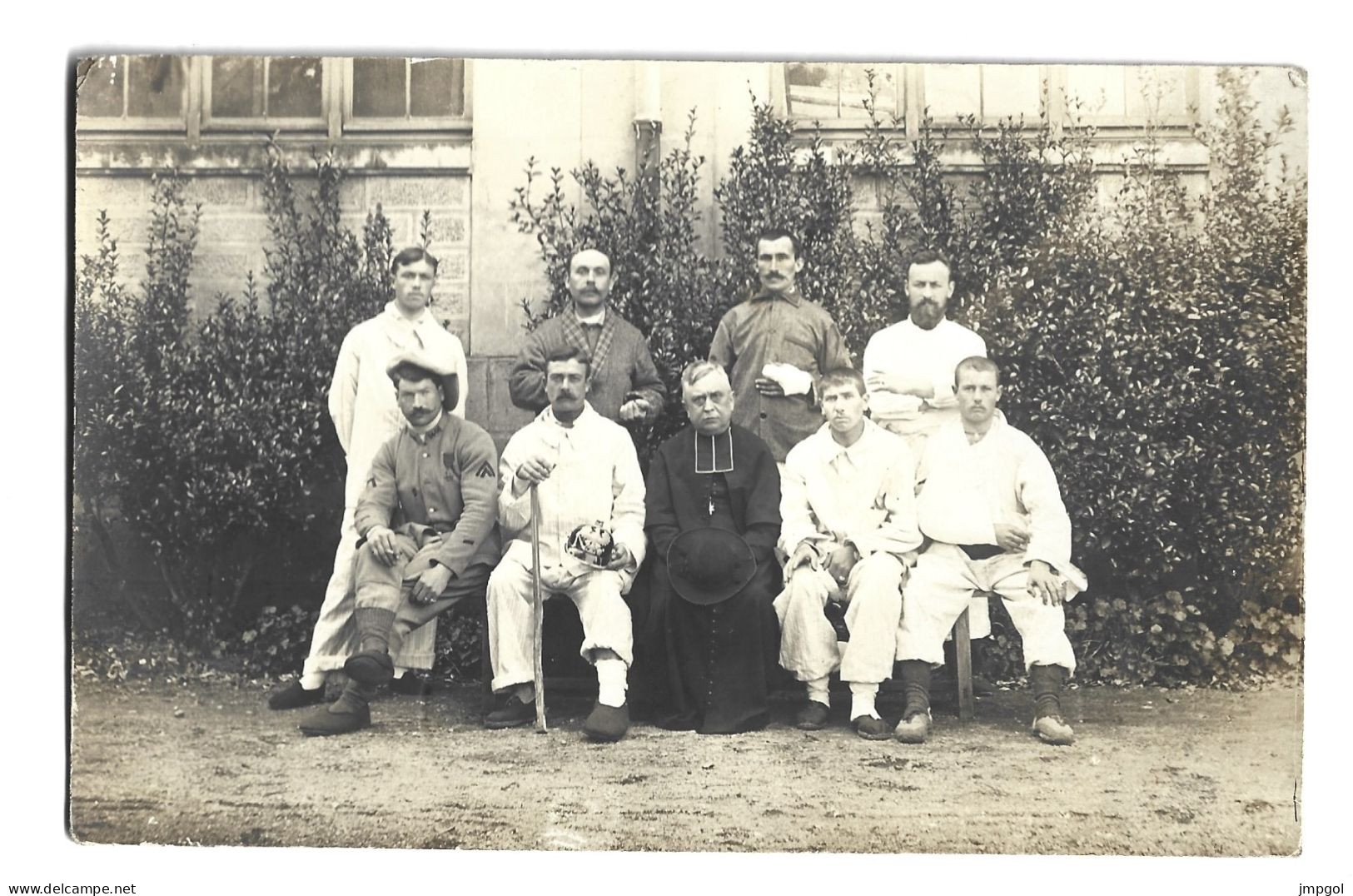 WW1 Carte Photo Soldats En Convalescence Sans Doute Prisonniers Allemands Casque à Pointe Ph Gauthron Nevers - War, Military