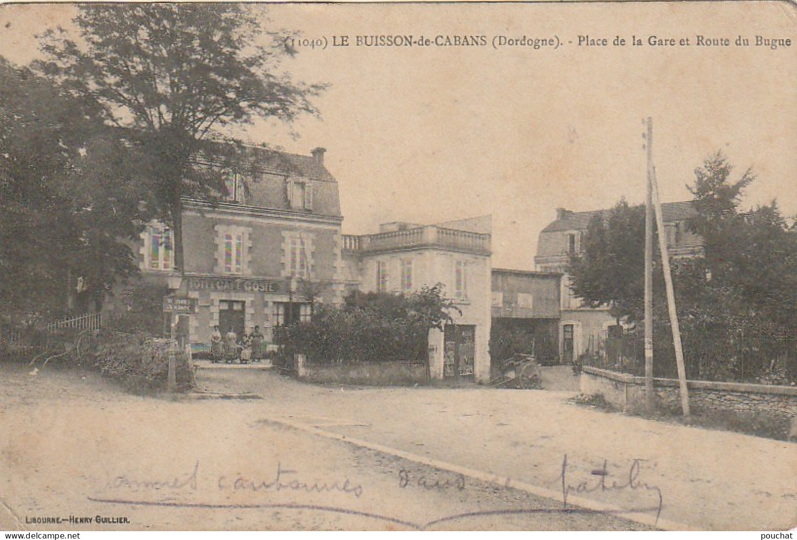 QU 3-(24) LE BUISSON DE CABANS - PLACE DE LA GARE ET ROUTE DU BUGUE - HOTEL , CAFE COSTE , PERSONNEL- 2 SCANS - Autres & Non Classés