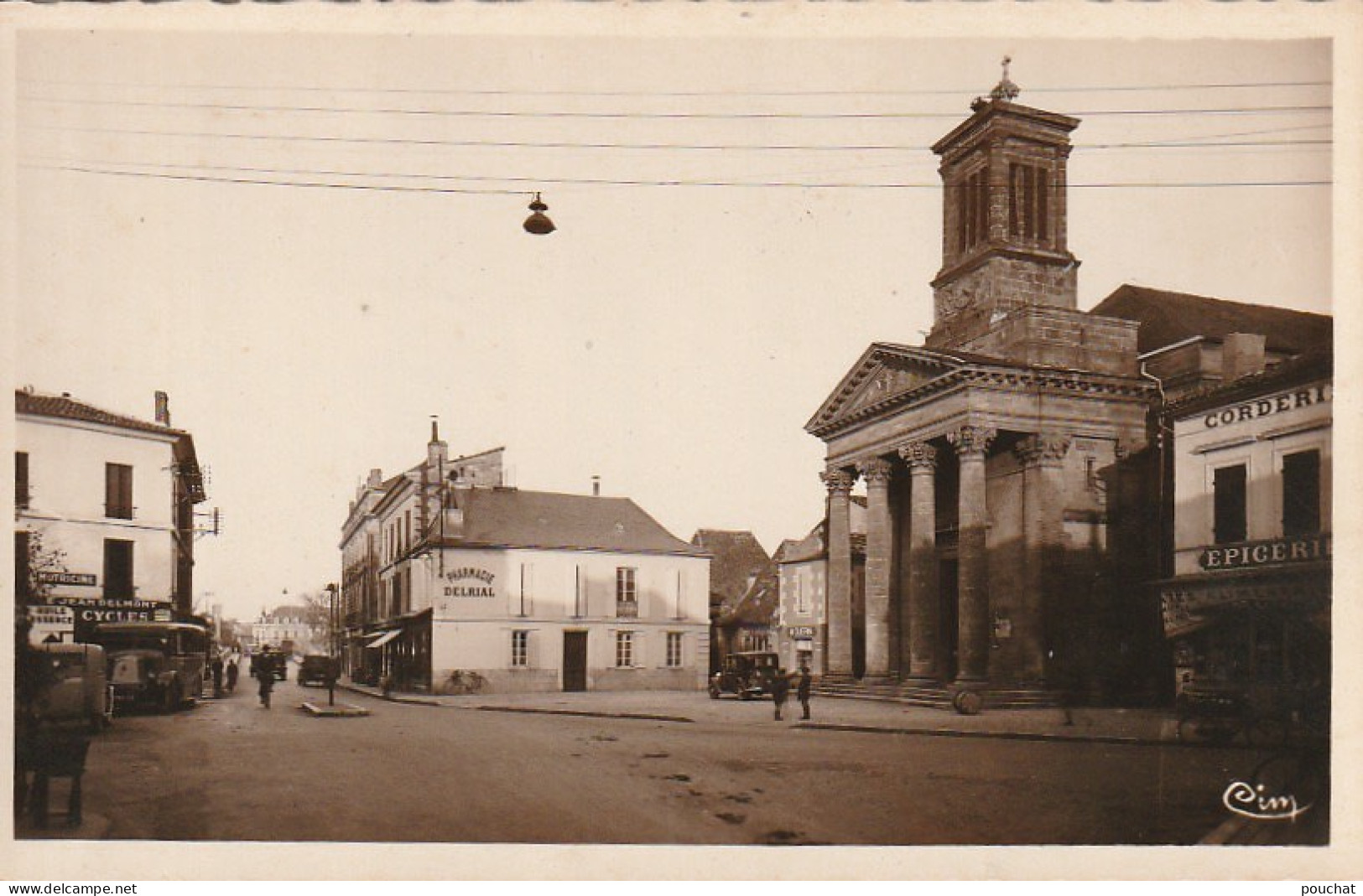 QU 4-(24) BERGERAC - LE FAUBOURG ET L' EGLISE DE LA MADELEINE - PHARMACIE  DELRIAL , COMMERCE DE CYCLES DELMONT- 2 SCANS - Bergerac