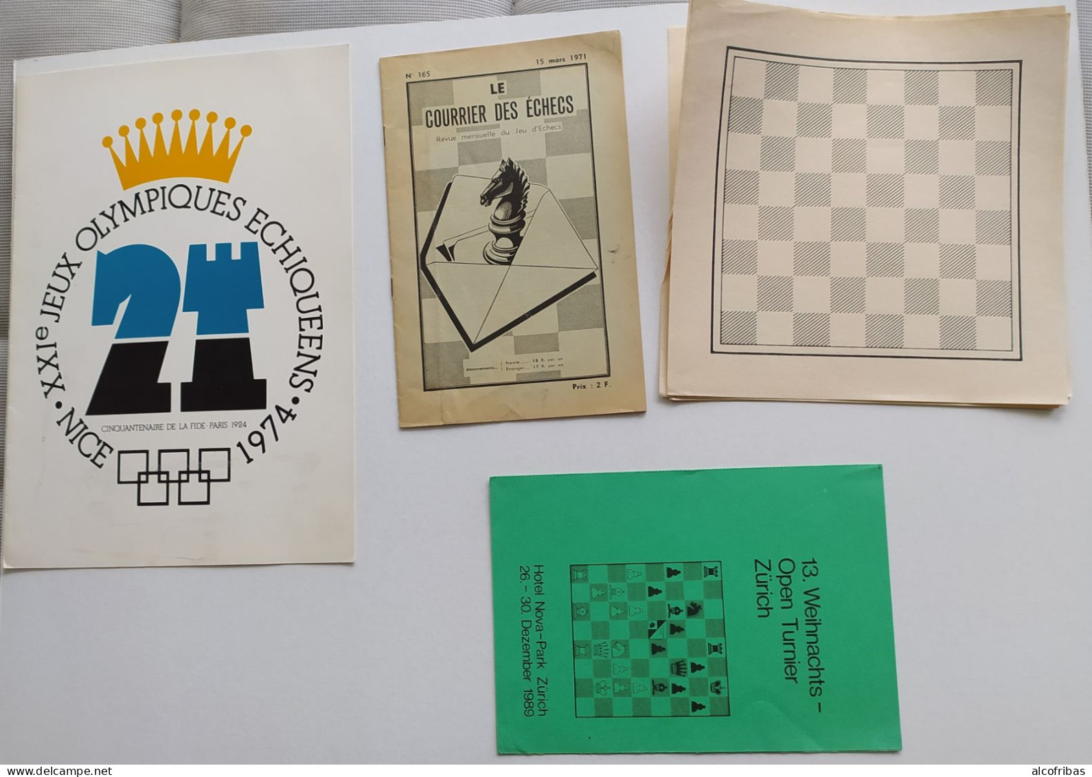 Lot Documents Anciens D'echecs Jeux Olympiques 1974, Courrier Des Echecs 1971, Tounoi Zurich 1989 2 Damiers Vierges - Unclassified