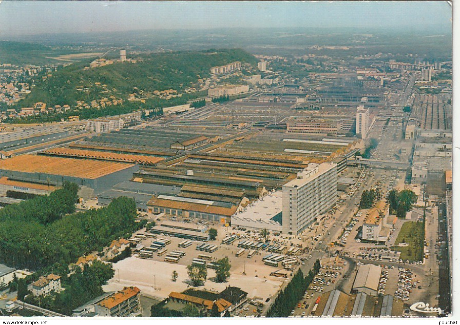 QU 5-(25) SOCHAUX - MONTBELIARD - VUE AERIENNE - LES USINES PEUGEOT - CARTE COULEURS - 2 SCANS - Sochaux