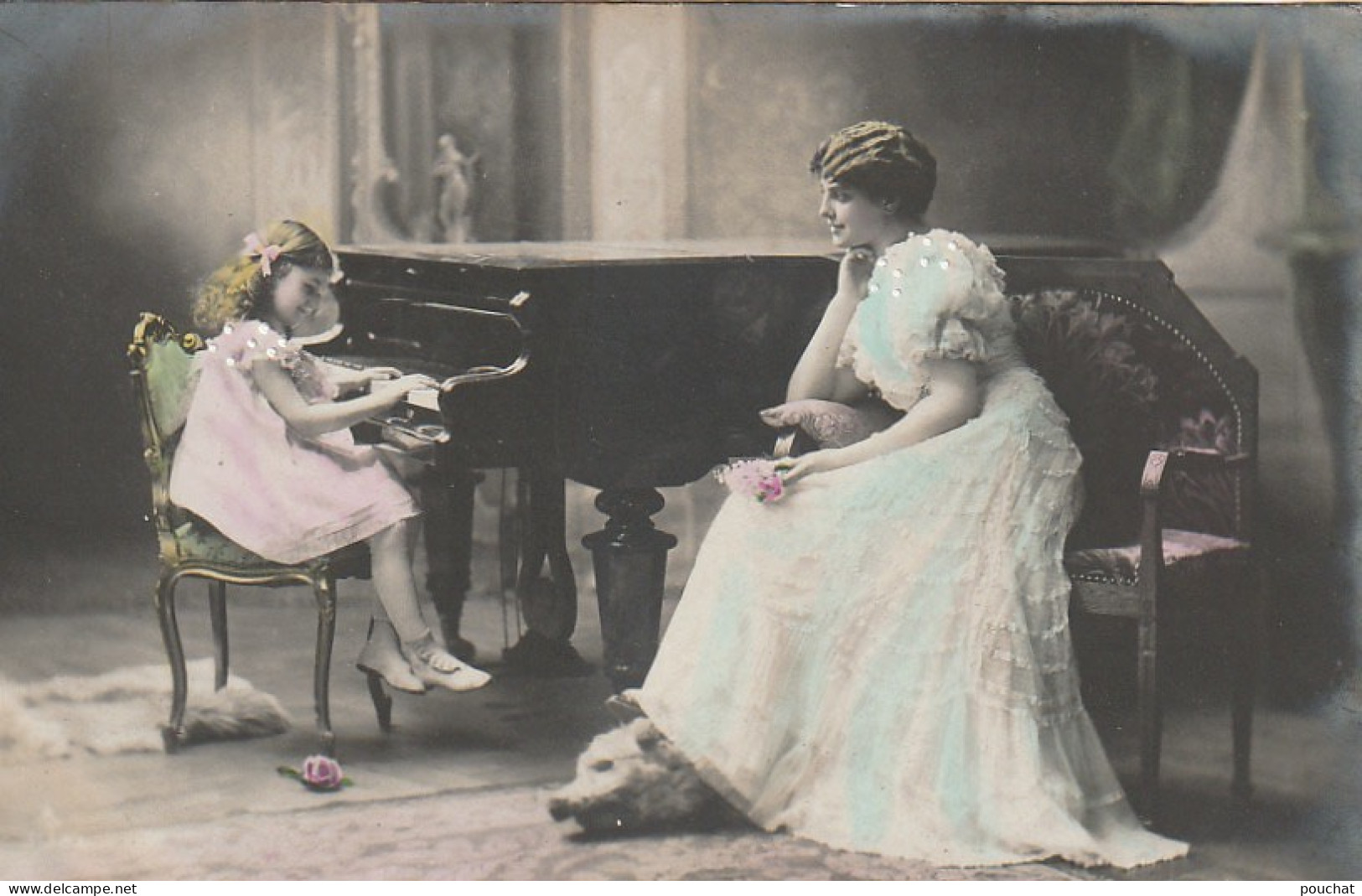 QU 7- LECON DE PIANO - JEUNE FEMME ET FILLETTE - CARTE COLORISEE  - 2 SCANS - Women