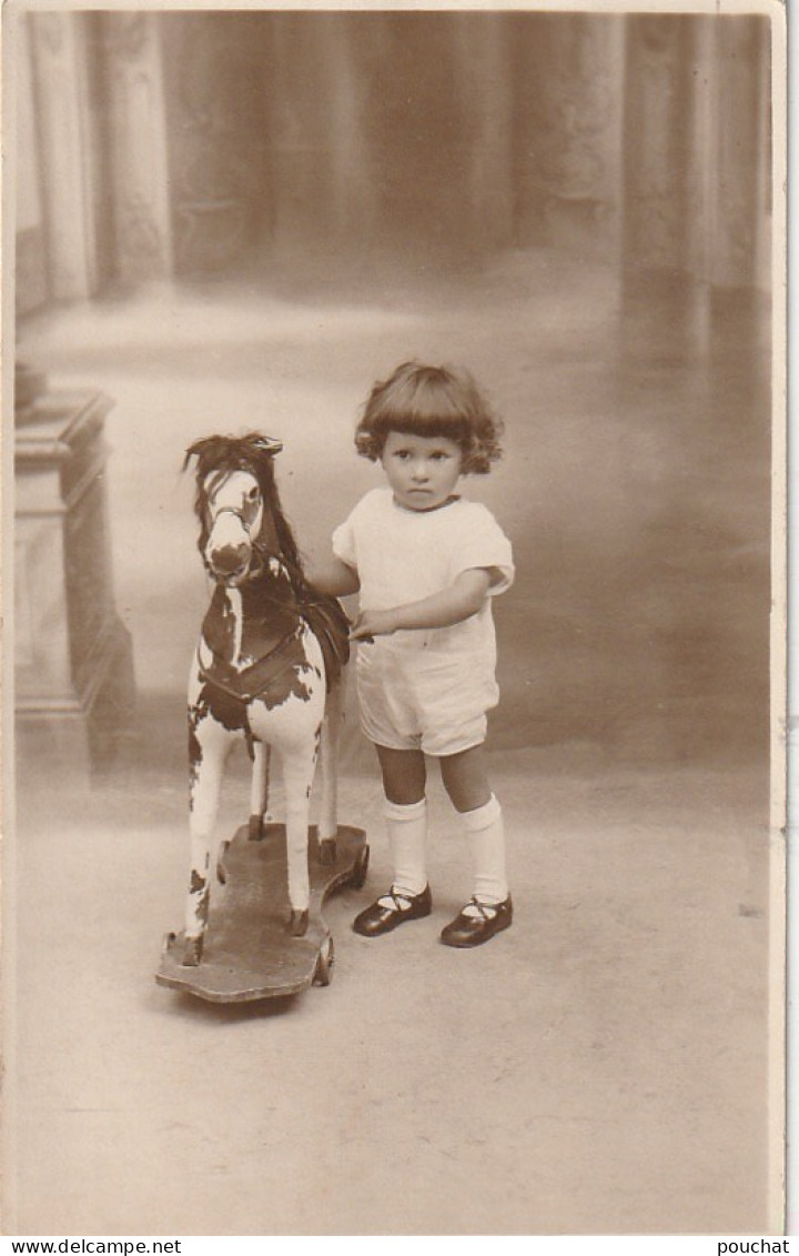 QU 8-  ENFANT AVEC CHEVAL DE BOIS A ROULETTES - CARTE PHOTO - 2 SCANS - Portraits