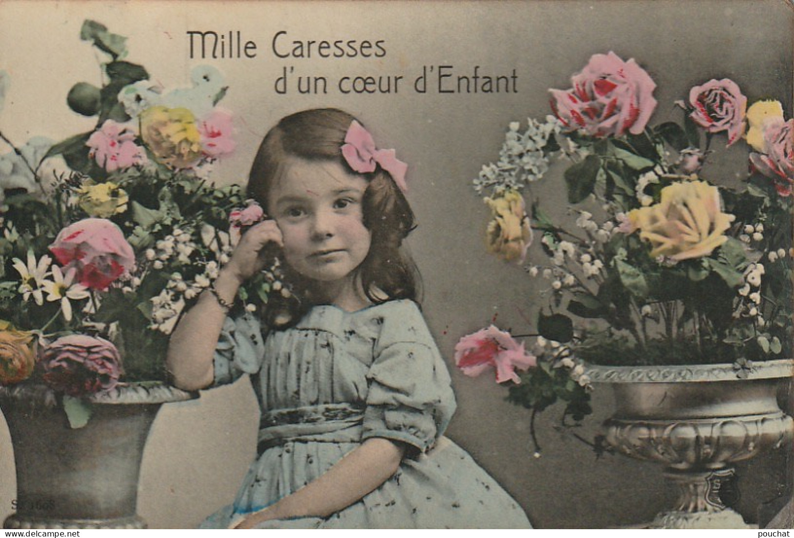 QU 8- " MILLE CARESSES D' UN COEUR D' ENFANT " - FILLETTE ENTOUREE DE VASES FLEURIS  - 2 SCANS - Portretten