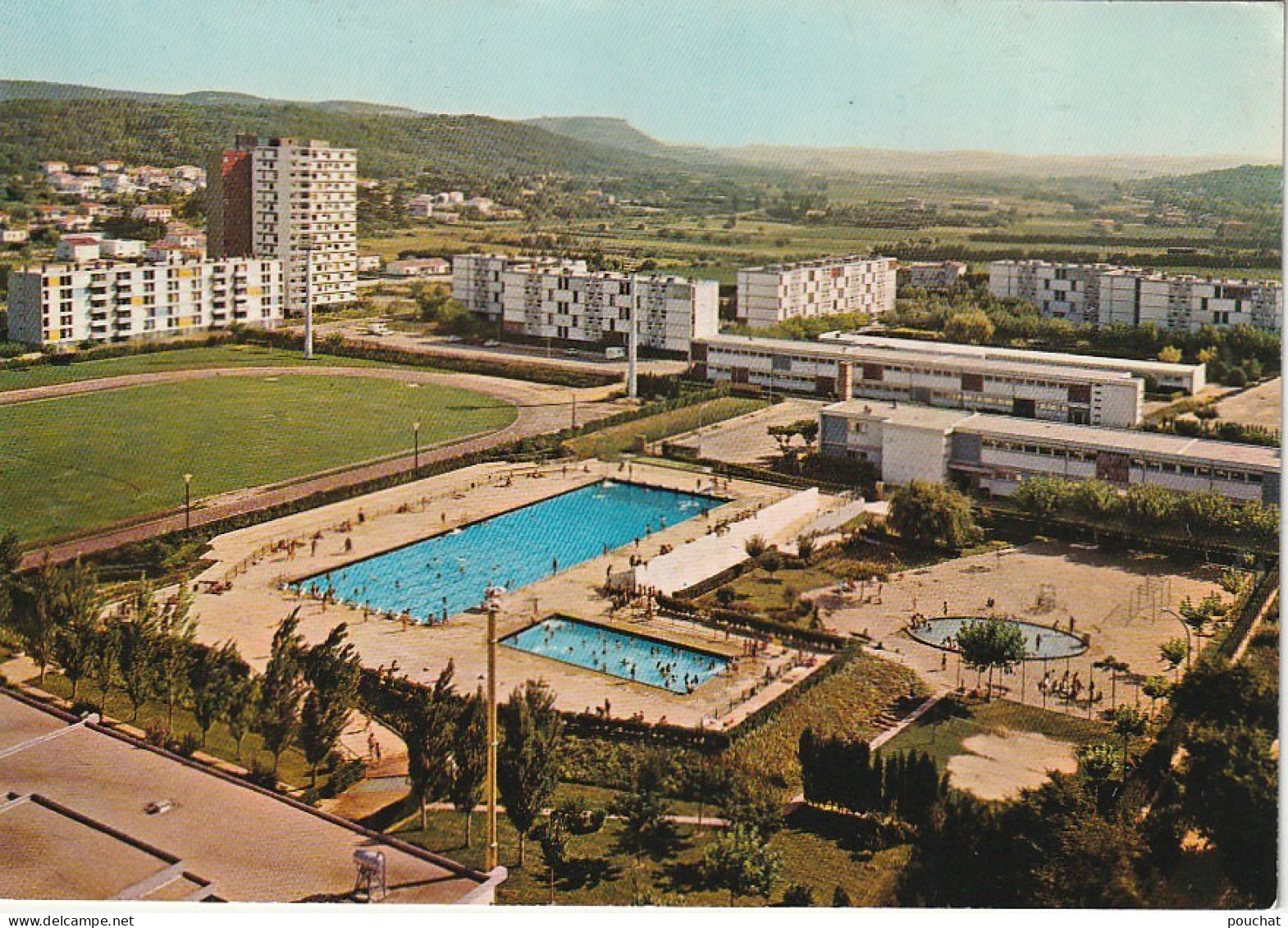 QU 14-(30) BAGNOLS SUR CEZE - LA PISCINE - VUE PANORAMIQUE - LES CITES - CARTE COULEURS - 2 SCANS - Bagnols-sur-Cèze