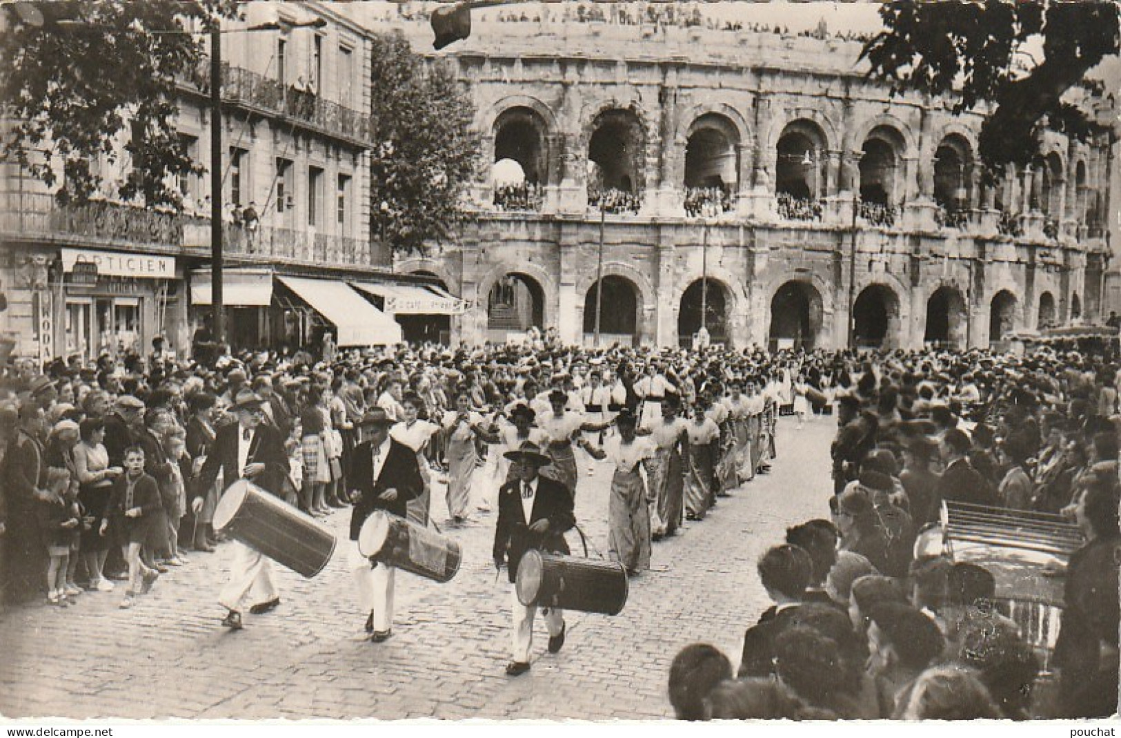 QU 14-(30) NIMES - DEFILE DE TAMBOURINAIRES ET ARLESIENNES DEVANT LES ARENES - 2 SCANS - Nîmes