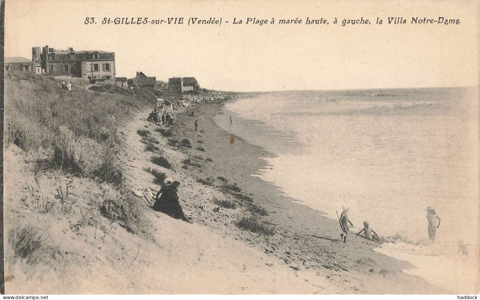 SAINT GILLES SUR VIE : LA PLAGE A MAREE HAUTE, A GAUCHE LA VILLA NOTRE DAME - Saint Gilles Croix De Vie