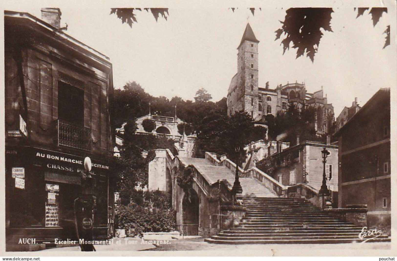 QU 18-(32) AUCH - ESCALIER MONUMENTAL ET TOUR ARMAGNAC - COMMERCE :" AU BON MARCHE AUSCITAIN " - 2 SCANS - Auch