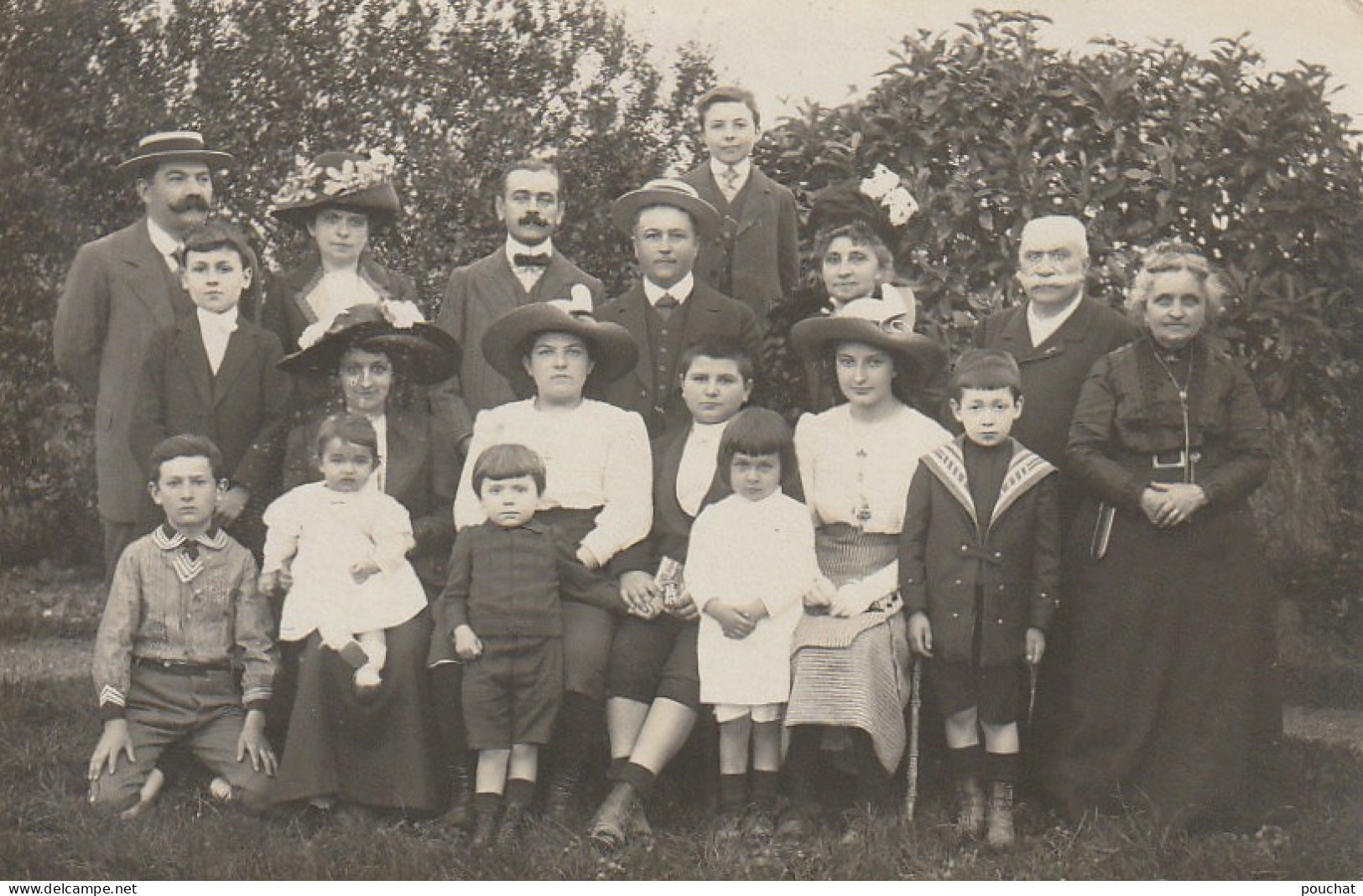 QU 18-(32) CARTE PHOTO ( PHOTOGRAPHE AUCH )- PORTRAIT DE GROUPE - FAMILLE   - 2 SCANS - Auch