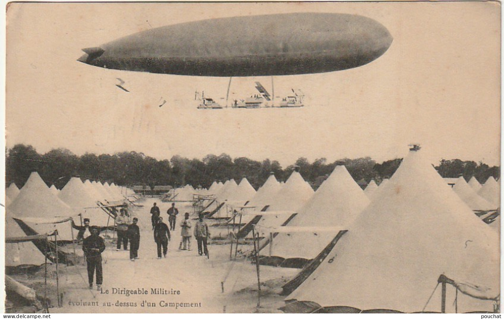 QU 22- LE DIRIGEABLE MILITAIRE EVOLUANT AU DESSUS D' UN CAMPEMENT - 2 SCANS - Zeppeline