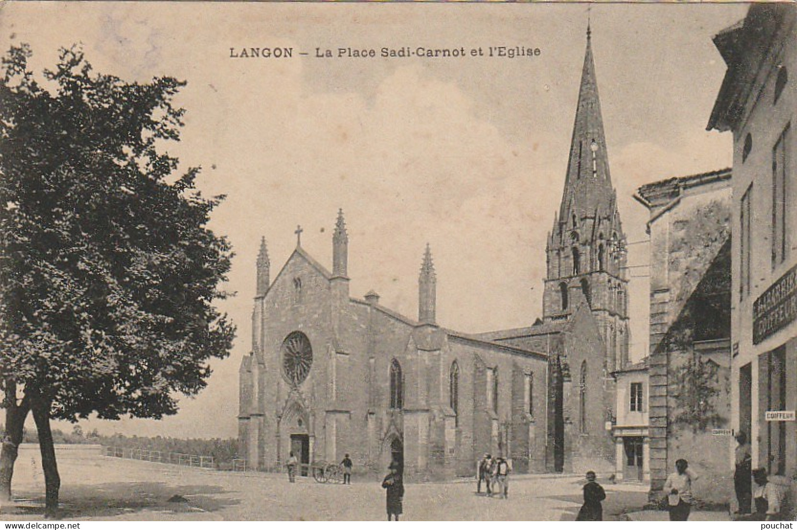 QU 23-(33) LANGON - LA PLACE SADI CARNOT ET L' EGLISE - ANIMATION - COIFFEUR - 2 SCANS - Langon