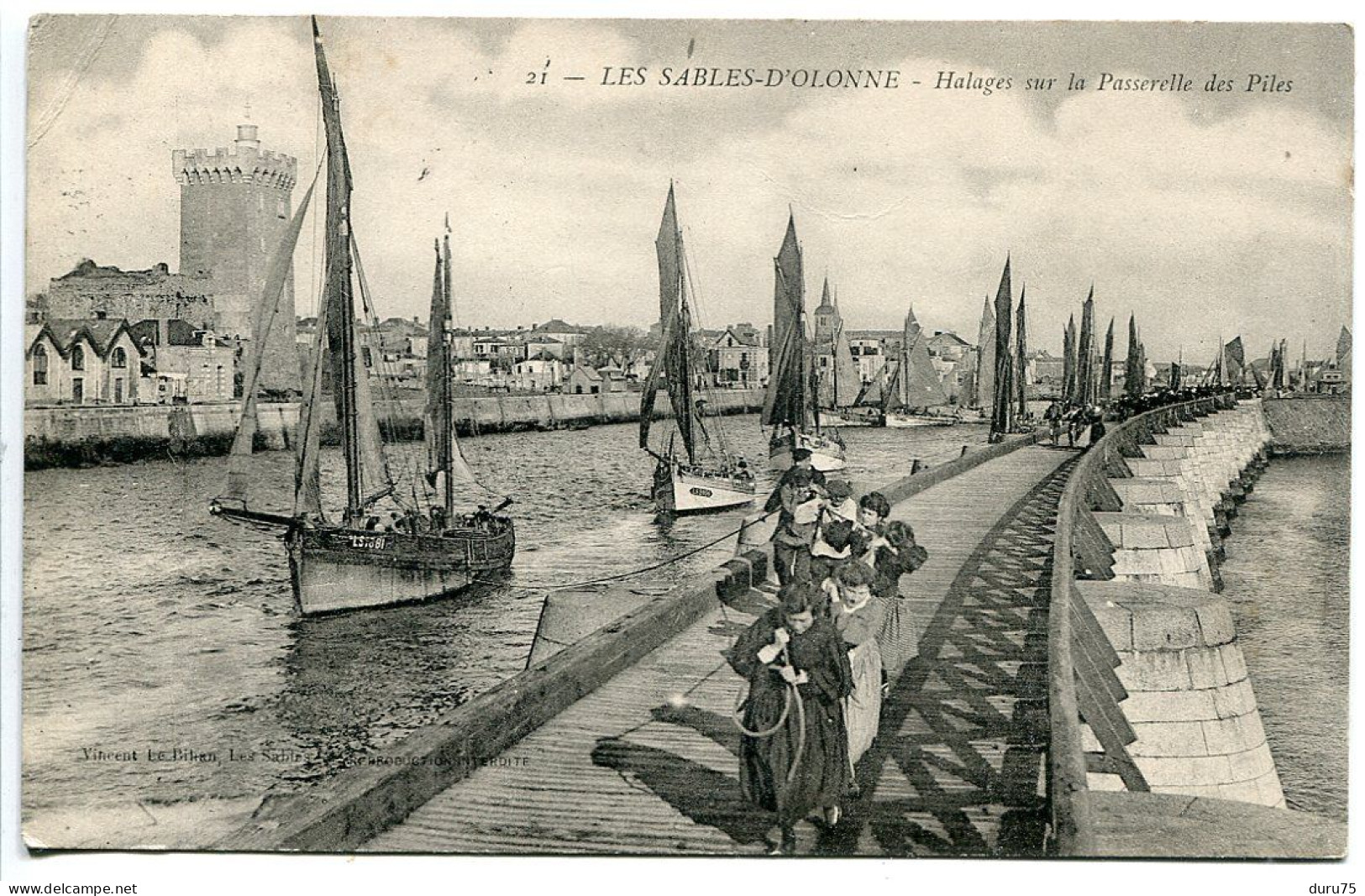 CPA 1912 * LES SABLES D'OLONNE Halages Halage Sur La Passerelle Des Piles ( Par Des Femmes Bateaux ) V. Le Bihan Editeur - Sables D'Olonne