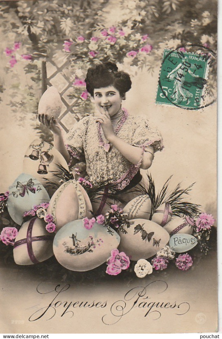 RE 13- " JOYEUSES PAQUES  " - CARTE COLORISEE AVEC FEMME AU MILIEU D' OEUFS DECORES - 2 SCANS  - Ostern