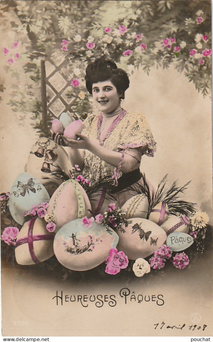 RE 13- " HEUREUSES PAQUES  " - CARTE COLORISEE AVEC FEMME AU MILIEU D' OEUFS DECORES - 2 SCANS  - Ostern