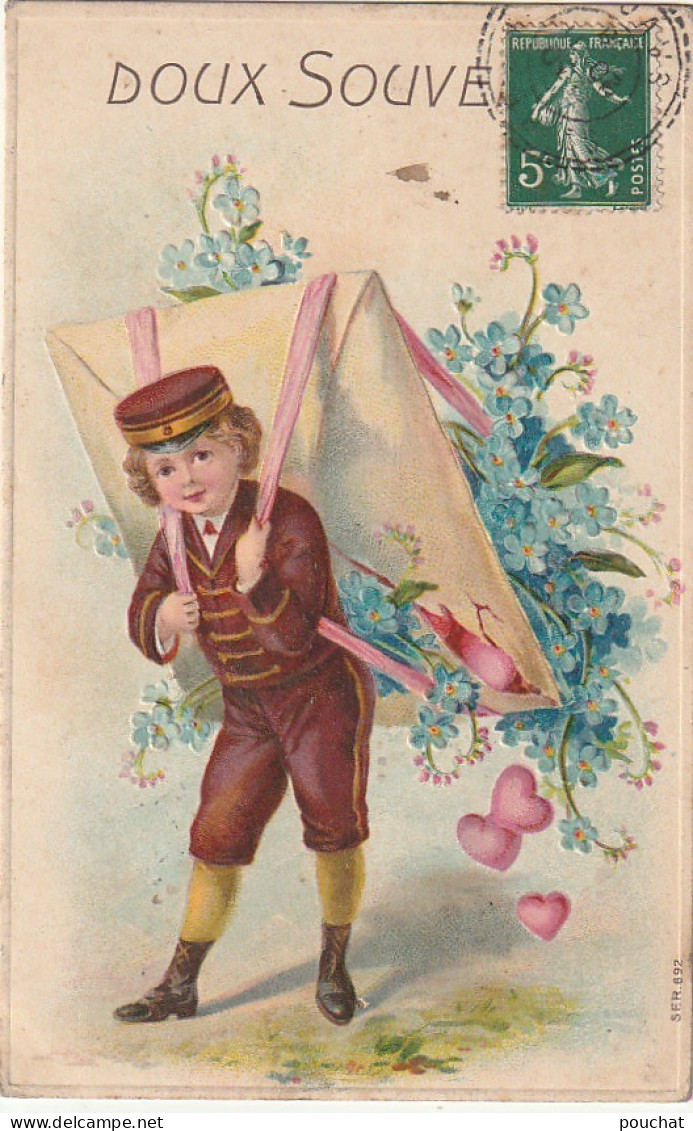 RE 14- " DOUX SOUVENIR " - ENFANT FACTEUR AVEC LETTRE GEANTE , MYOSOTIS ET COEURS - CARTE GAUFREE - 2 SCANS - Other & Unclassified