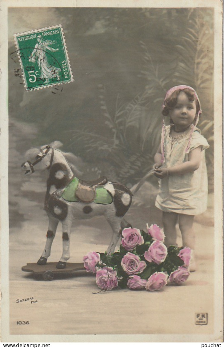 RE 14- FILLETTE AVEC CHEVAL DE BOIS SUR ROULETTES ET BOUQUET DE ROSES  - PHOT SAZERAC - CARTE COLORISEE - 2 SCANS - Abbildungen