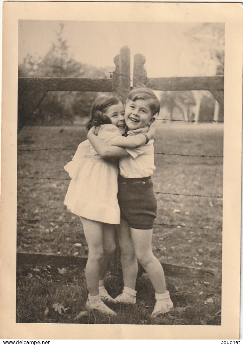 RE - LOT DE 2 PHOTOS : GARCONNET A CALIFOURCHON SUR UN TRONC D' ARBRE - EMBRASSADES ( OCTOBRE 1943 ) - Non Classificati