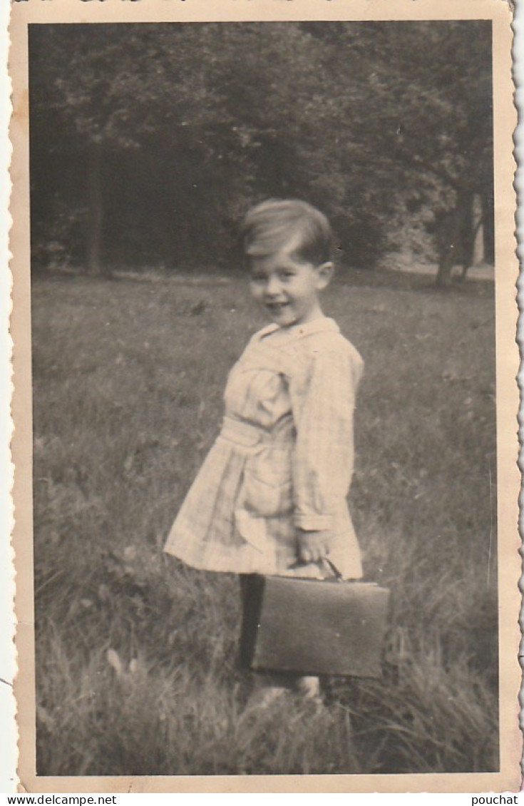 RE 15 - CARTE PHOTO : GARCONNET S' EN ALLANT A L' ECOLE AVEC CARTABLE A TRAVERS LA PRAIRIE (1941) - 2 SCANS - Scene & Paesaggi