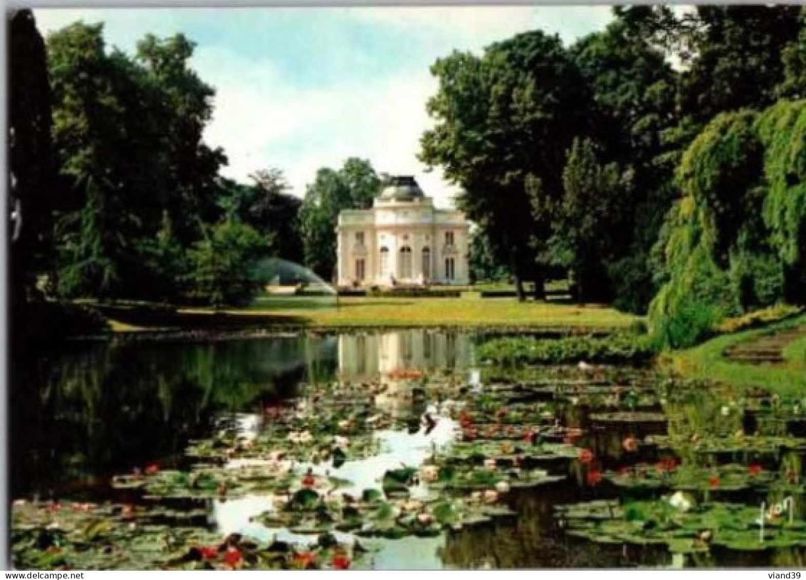 PARIS. -  Le Parc De Bagatelle : Château Et Le Lac Aux Nénuphars.    Non Circulée - Parks, Gardens