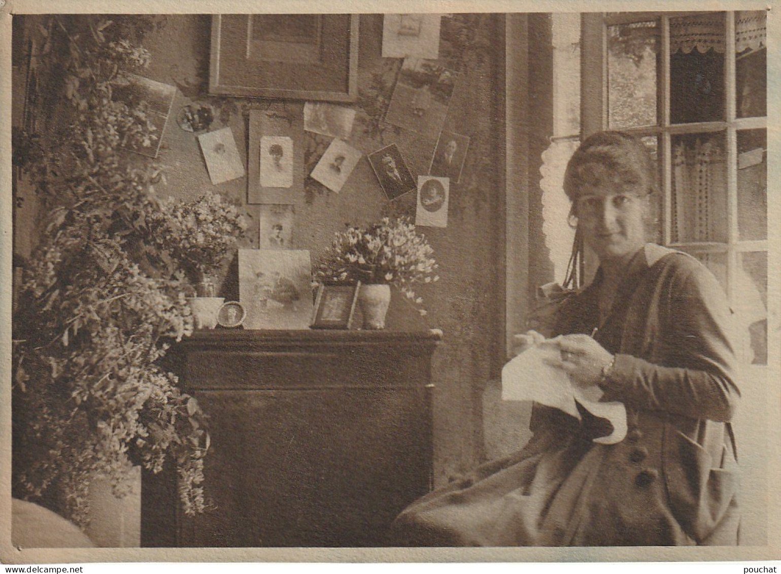 RE - PHOTOGRAPHIE 1918 - SCENE DE VIE - FEMME BRODANT ENTOUREE DE PORTRAITS   - 2 SCANS - Photographie
