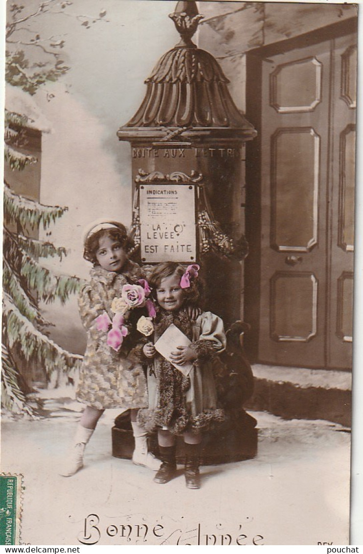 RE 20- " BONNE ANNEE " -  FILLETTES AVEC COURRIER DEVANT BOITE AUX LETTRES - 2 SCANS - Neujahr