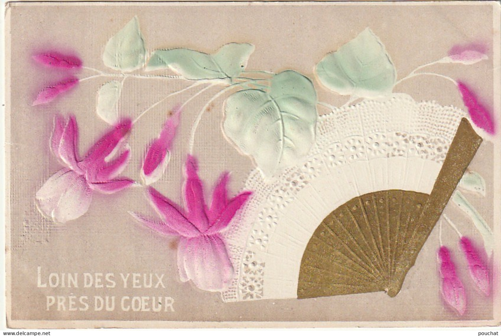 RE 21-" LOIN DES YEUX .. "- CARTE FANTAISIE GAUFREE - FLEURS : FUSCHIAS ET EVENTAIL DORE - 2 SCANS - Fleurs