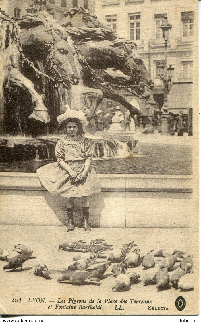 CPA -  LYON - PIGEONS DE LA PLACE DES TERREAUX ET FONTAINE BARTHOLDI - Sonstige & Ohne Zuordnung