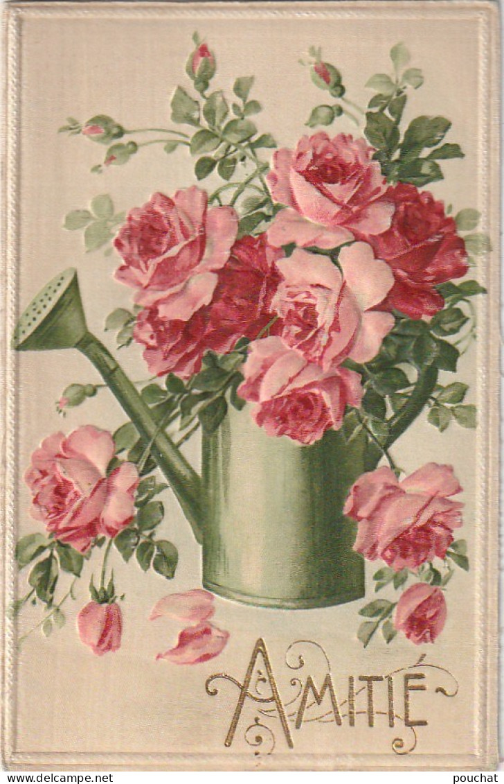 RE 22- " AMITIE " - CARTE GAUFREE SUR FOND SATIN - ARROSOIR REMPLI DE FLEURS : ROSES  - 2 SCANS - Sonstige & Ohne Zuordnung