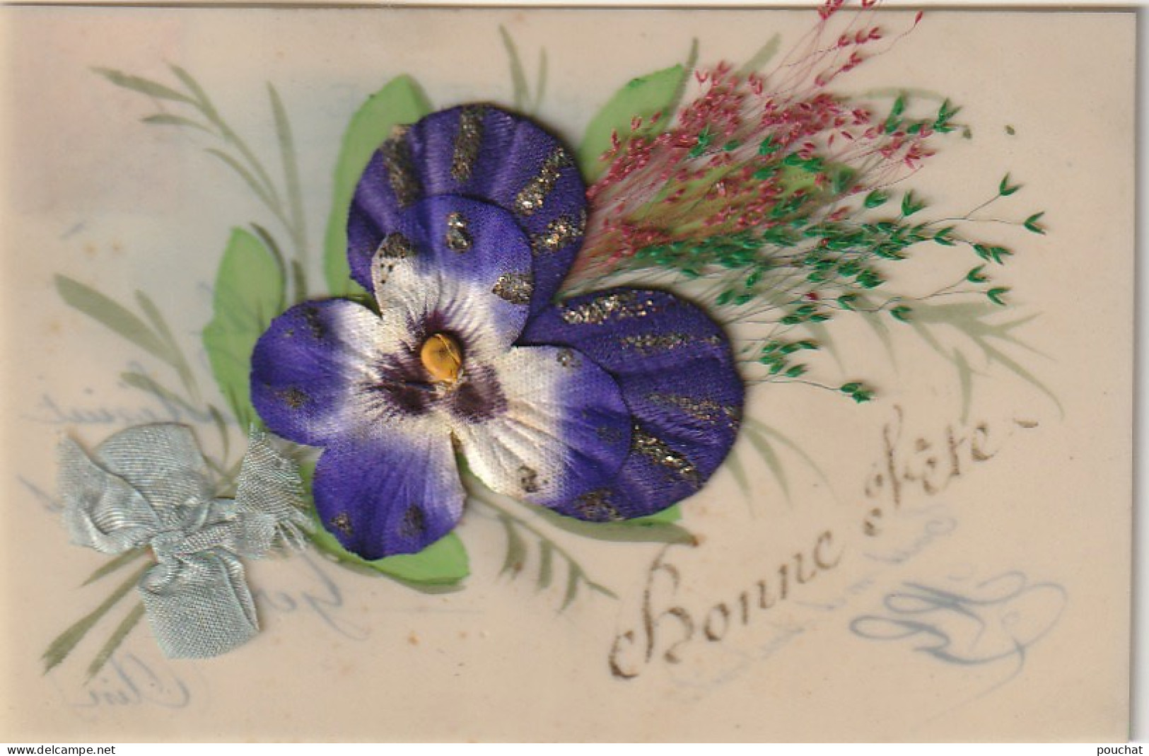 RE - " BONNE FETE " - CARTE CELLULOID AVEC AJOUT DE GRAMINEES - FLEUR : PENSEE EN TISSU - 2 SCANS - Fleurs