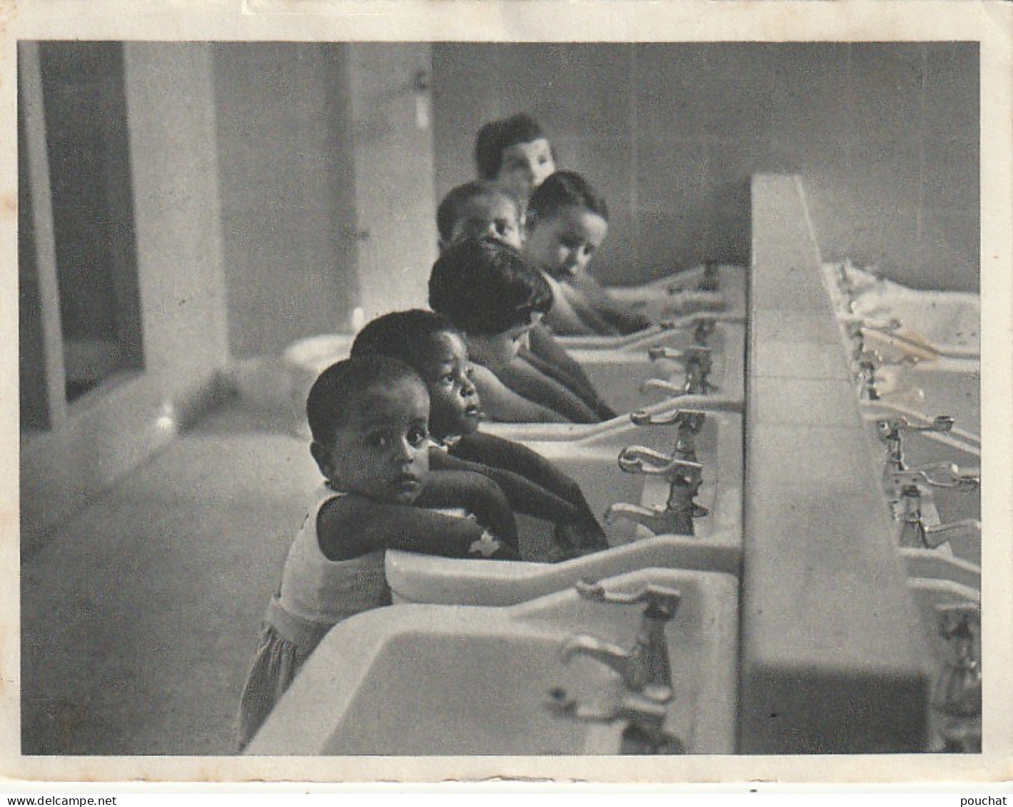 RE 23- (ALGERIE) AERIUM GRANCHER ( PRES ORAN ) - ENFANTS A LA TOILETTE - IMP BACONNIER , ALGER- 2 SCANS - Kinderen