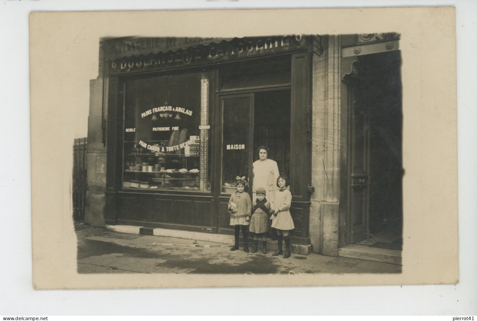COMMERCE - BOULANGERIE - Belle Carte Photo Femme Et Enfants Posant Devant La Porte D'une Boulangerie Début XXème - Winkels