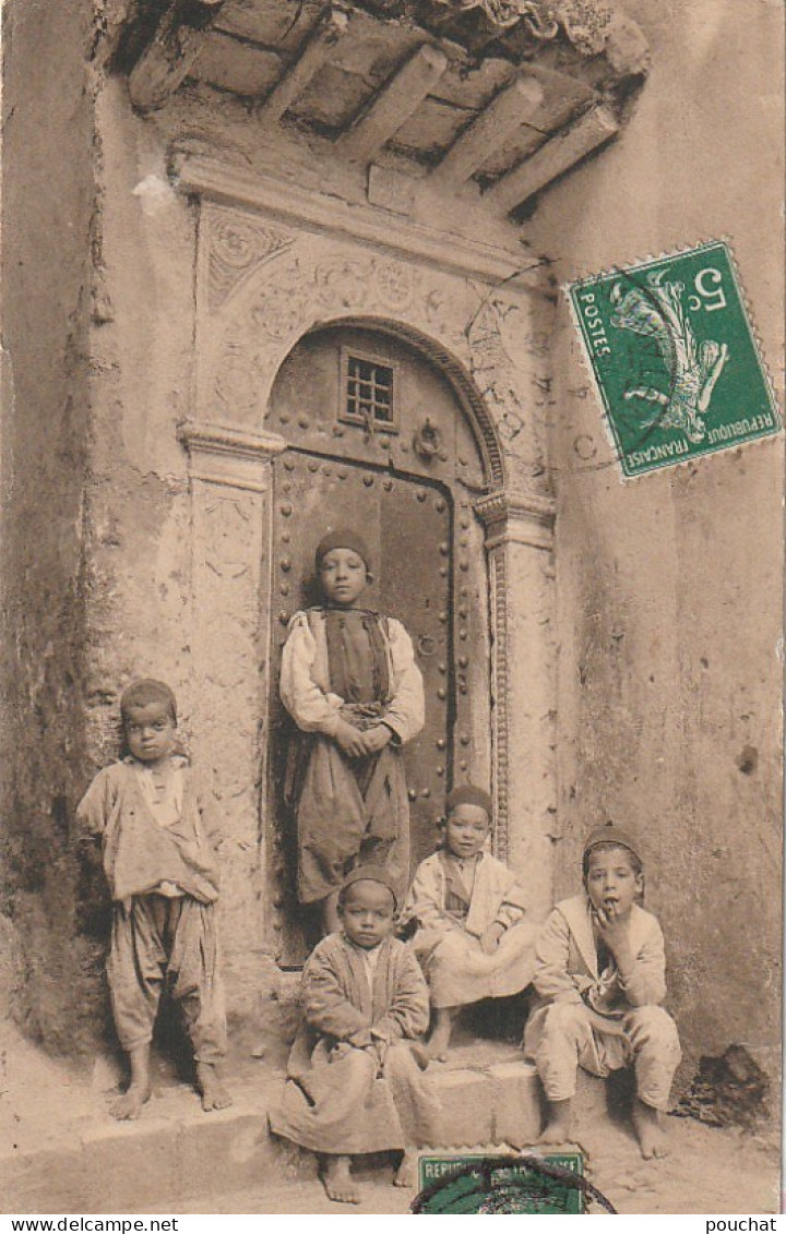 RE 23- (ALGERIE) SCENES ALGERIENNES - A LA PORTE DE LA MAISON - ENFANTS - 2 SCANS - Children