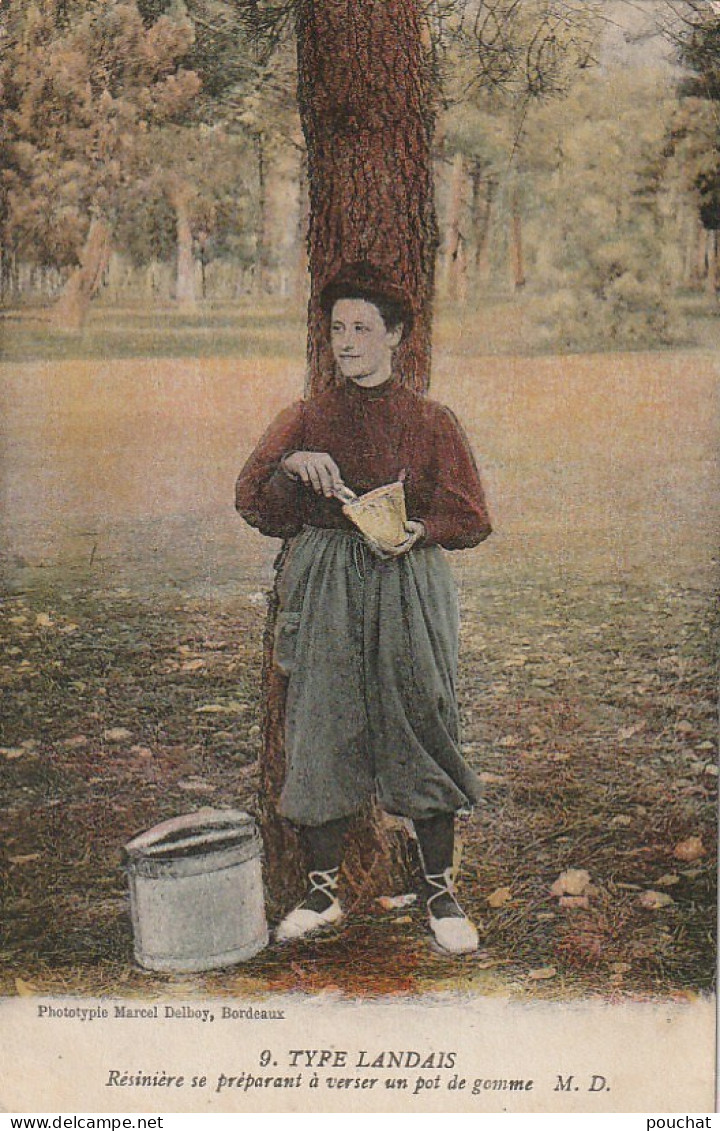 RE 25-(40) TYPE LANDAIS - RESINIERE SE PREPARANT A VERSER UN POT DE GOMME - CARTE COLORISEE - 2 SCANS - Cultivation