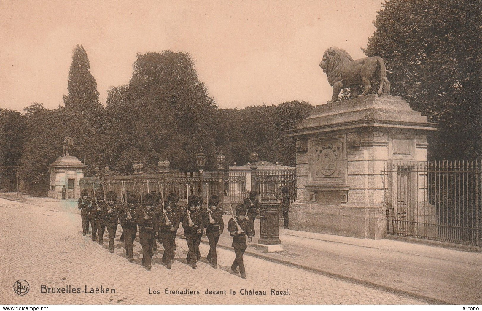 Brussel Laeken Les Grenadiers Devant La Chateau Royal - Regiments