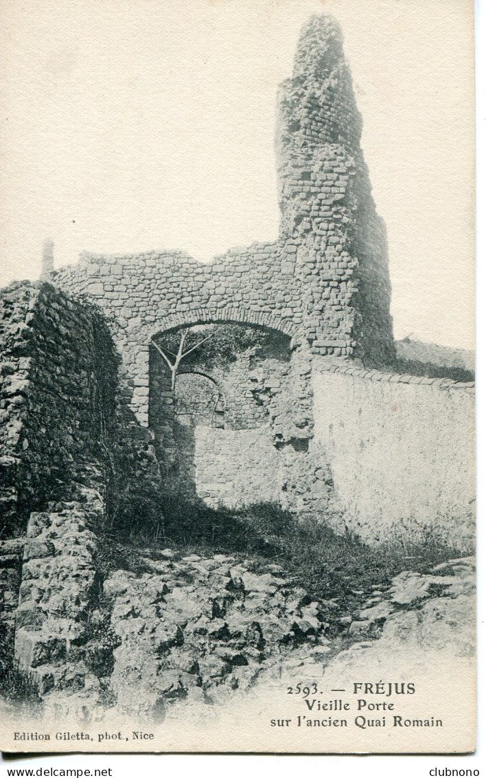 CPA -  FREJUS - VIEILLE PORTE SUR L'ANCIEN QUAI ROMAIN - Frejus