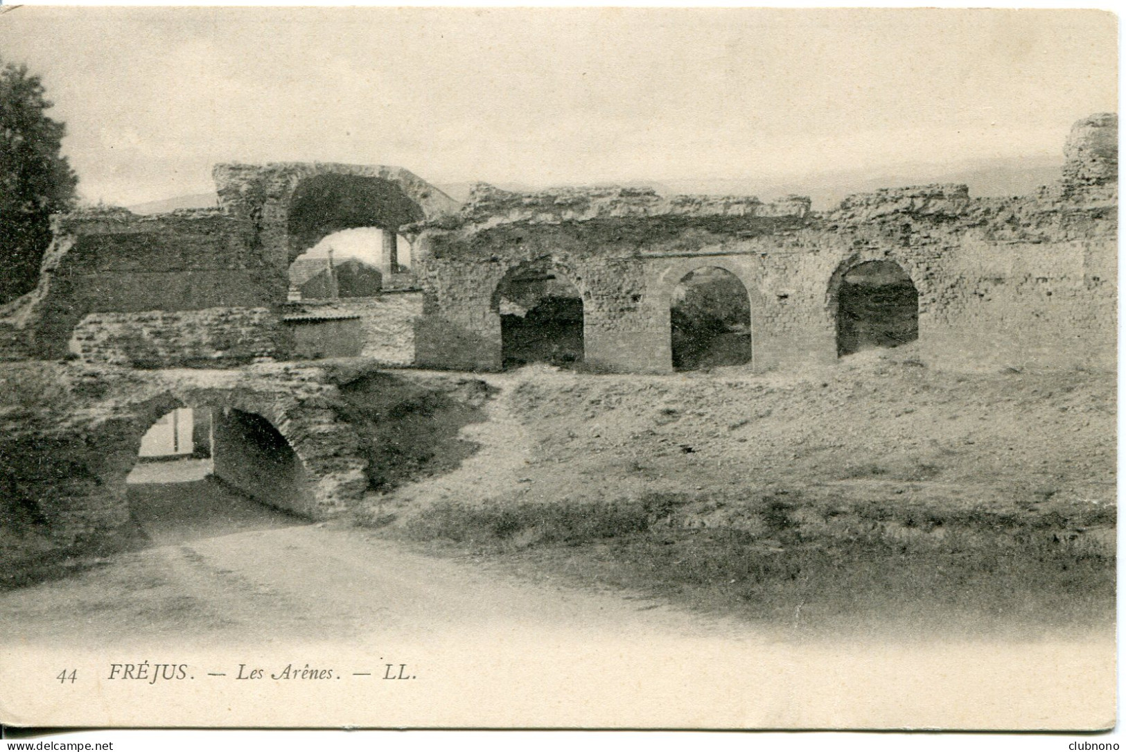 CPA -  FREJUS - LES ARENES, DE LOIN (ETAT PARFAIT) - Frejus